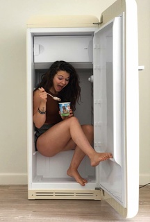 Justine Becattini feet photo thumbnail