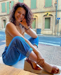 Justine Becattini feet photo thumbnail