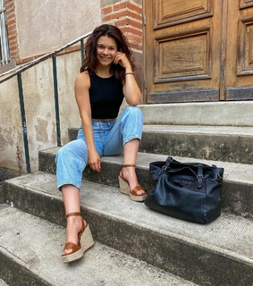 Justine Becattini feet photo thumbnail