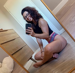 Justine Becattini feet photo thumbnail