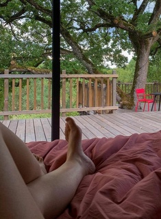 Justine Becattini feet photo thumbnail