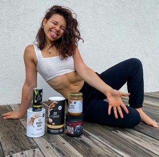 Justine Becattini feet photo thumbnail