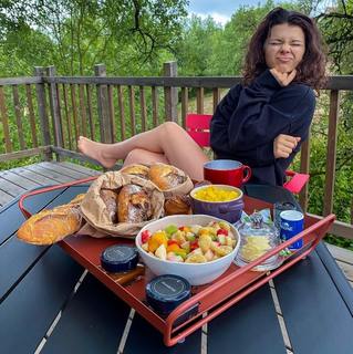 Justine Becattini feet photo thumbnail