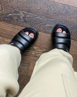 Justine Becattini feet photo thumbnail