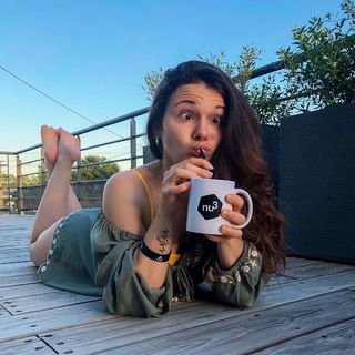 Justine Becattini feet photo thumbnail