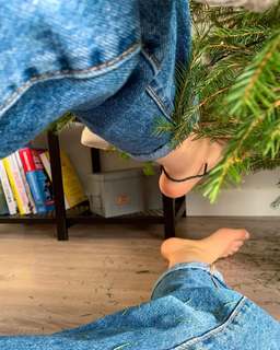 Justine Becattini feet photo thumbnail