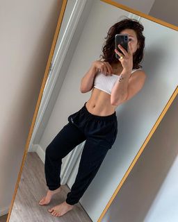 Justine Becattini feet photo thumbnail