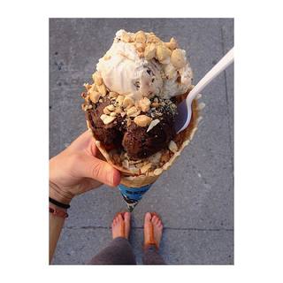 Justine Becattini feet photo thumbnail