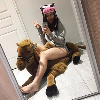 Justine Becattini feet photo thumbnail