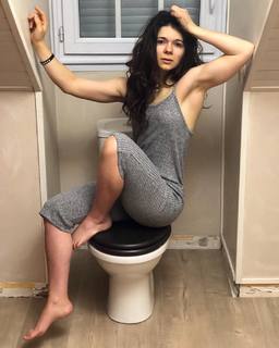 Justine Becattini feet photo thumbnail