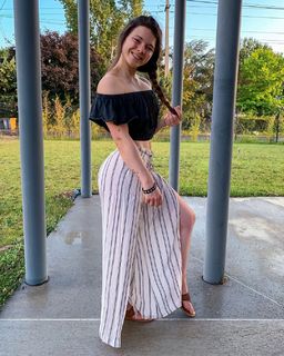 Justine Becattini feet photo thumbnail