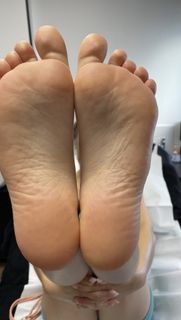 Justine Becattini feet photo thumbnail