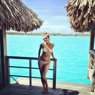 Justine Ezarik feet photo thumbnail