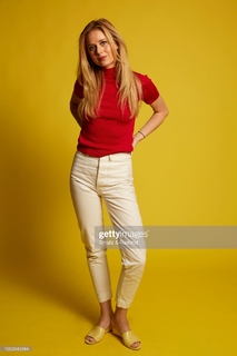 Justine Lupe feet photo thumbnail