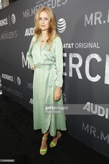 Justine Lupe feet photo thumbnail