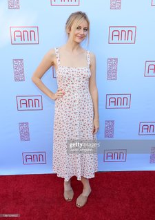 Justine Lupe feet photo thumbnail