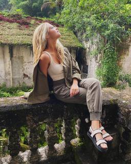 Júlia Gomes feet photo thumbnail