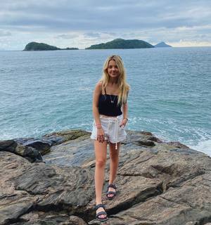 Júlia Gomes feet photo thumbnail