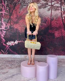 Júlia Gomes feet photo thumbnail