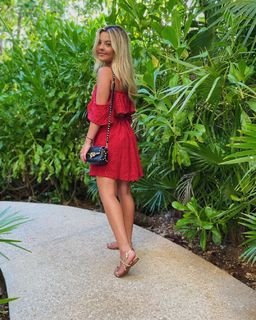 Júlia Gomes feet photo thumbnail