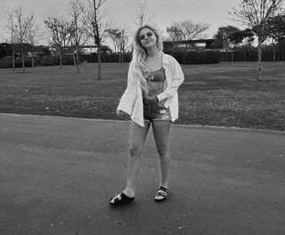 Júlia Gomes feet photo thumbnail