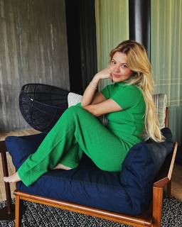 Júlia Gomes feet photo thumbnail