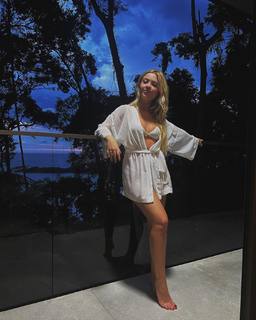 Júlia Gomes feet photo thumbnail