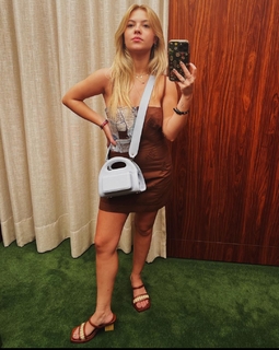 Júlia Gomes feet photo thumbnail