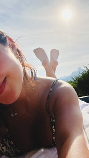 Júlia Gomes feet photo thumbnail