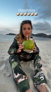 Júlia Gomes feet photo thumbnail