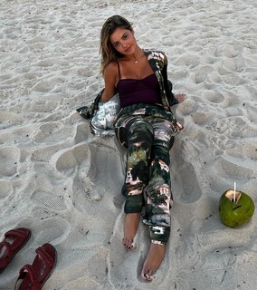 Júlia Gomes feet photo thumbnail