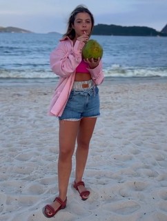 Júlia Gomes feet photo thumbnail