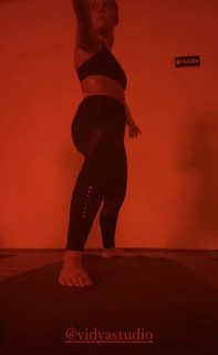 Júlia Gomes feet photo thumbnail