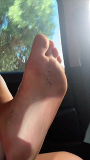 Júlia Gomes feet photo thumbnail