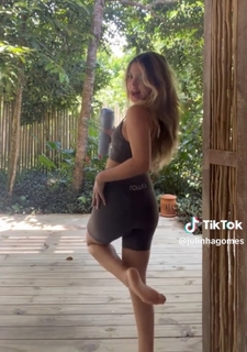 Júlia Gomes feet photo thumbnail