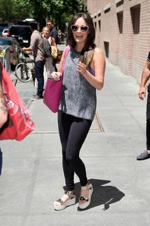 Kacey Musgraves feet photo thumbnail