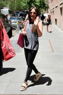 Kacey Musgraves feet photo thumbnail