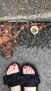 Kacey Musgraves feet photo thumbnail