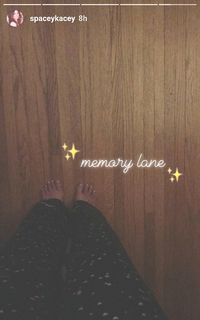 Kacey Musgraves feet photo thumbnail