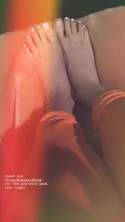 Kacey Musgraves feet photo thumbnail
