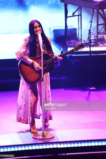 Kacey Musgraves feet photo thumbnail