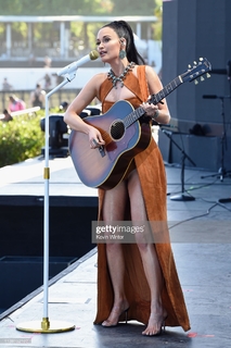 Kacey Musgraves feet photo thumbnail