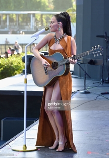 Kacey Musgraves feet photo thumbnail