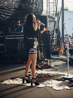 Kacey Musgraves feet photo thumbnail