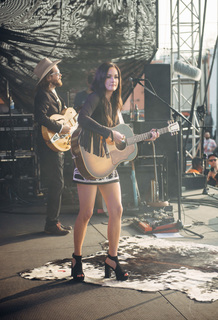 Kacey Musgraves feet photo thumbnail