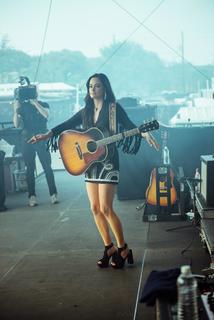 Kacey Musgraves feet photo thumbnail