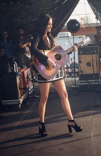 Kacey Musgraves feet photo thumbnail