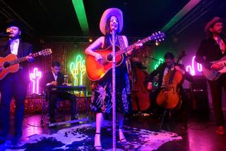 Kacey Musgraves feet photo thumbnail