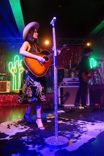Kacey Musgraves feet photo thumbnail