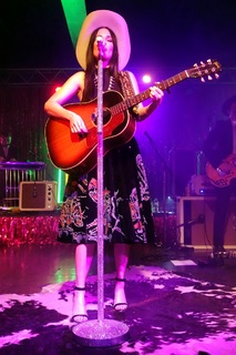 Kacey Musgraves feet photo thumbnail
